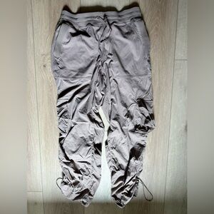 LULULEMON Dance Studio Relaxed-Fit Mid-Rise
Cargo Pant size Large in Taupetastic